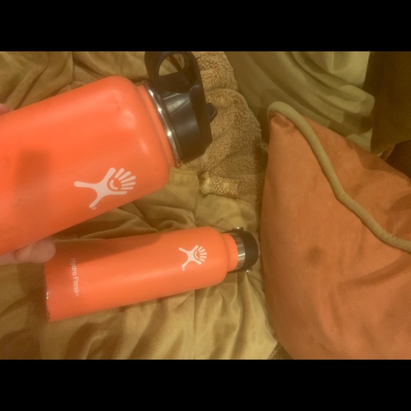21oz and 32oz highly demanded Tangelo Hydro Flasks - Picture 5 of 9